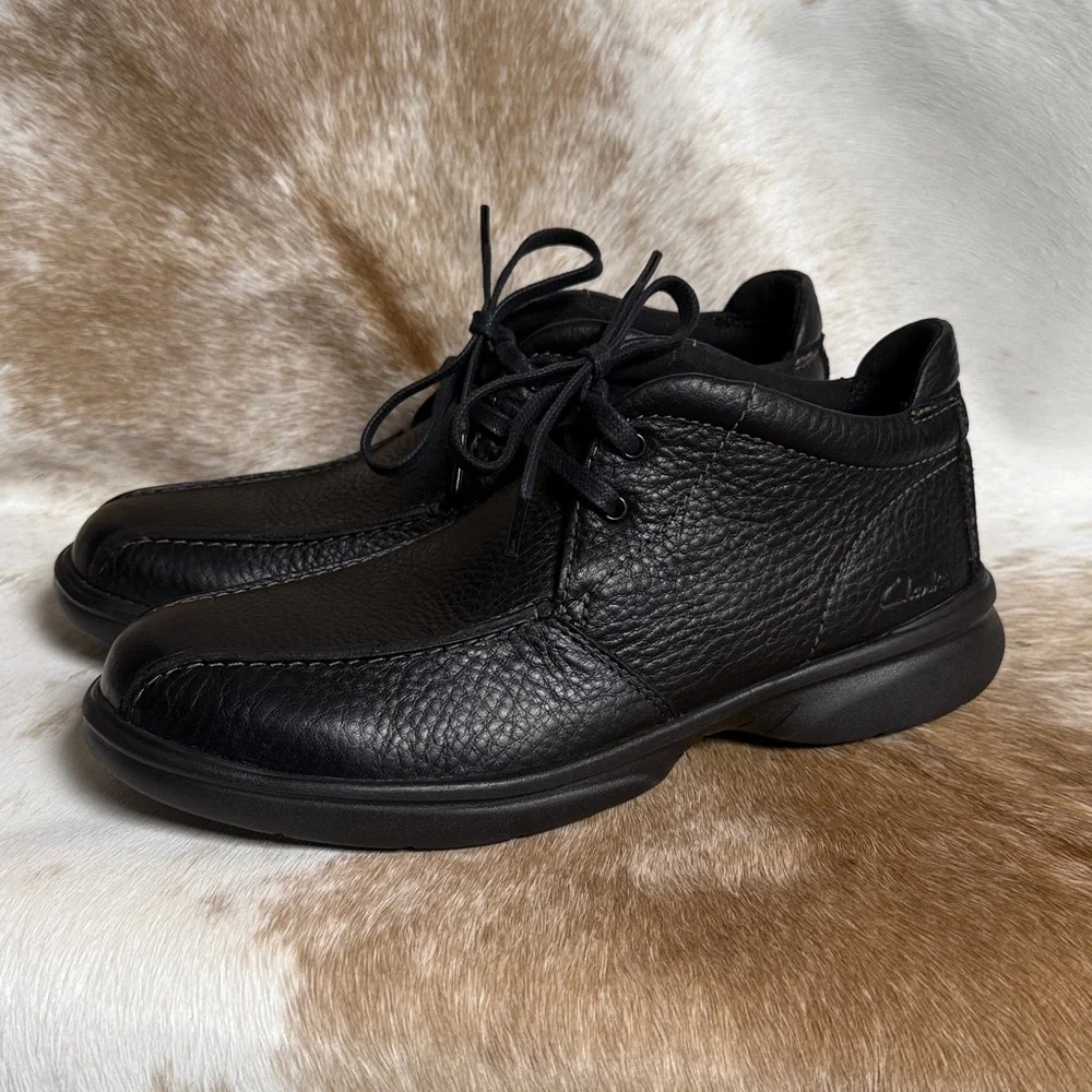 CLARKS Bradley Up Boot in black tumbled leather‎ Size 9 A22